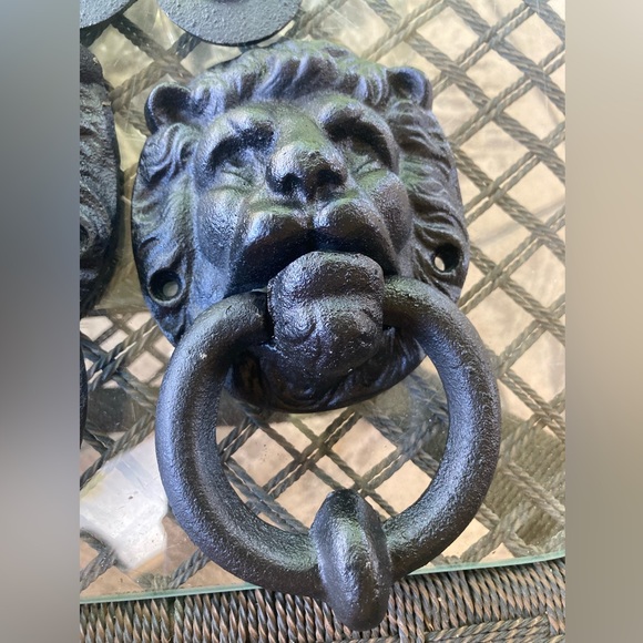 Black Cast Iron Lion Set of 2 Door Knockers with hardware - Picture 13 of 16